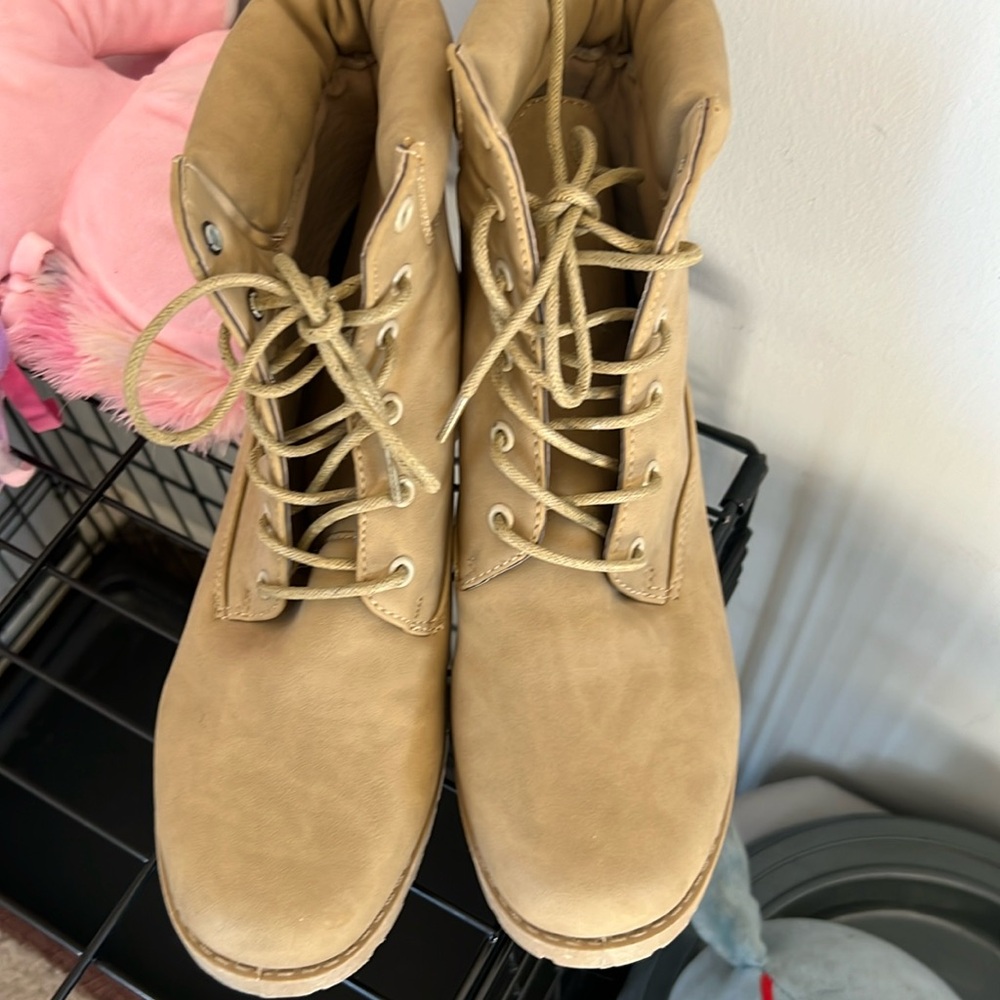 Ladies combat style boots in the color tan.